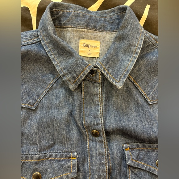 Gap western style Jean shirt M with snap button. - Picture 2 of 5
